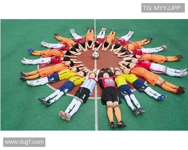 足球明星与黑人孩子的温馨瞬间展现梦想与希望的力量 足球明星与黑人孩子的温馨瞬间展现梦想与希望的力量