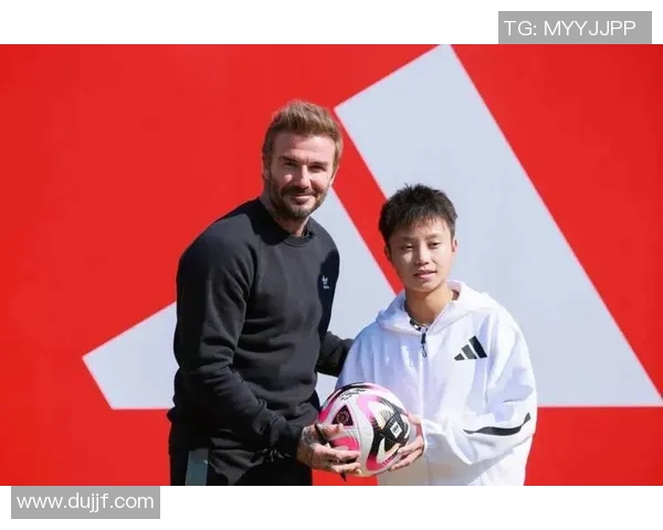 足球明星小白鞋背后的传奇故事与梦想追逐之旅 足球明星小白鞋背后的传奇故事与梦想追逐之旅