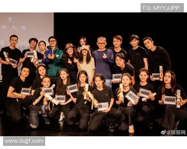 足球明星温馨合影传递友谊与热爱比心瞬间定格精彩时刻 足球明星温馨合影传递友谊与热爱比心瞬间定格精彩时刻