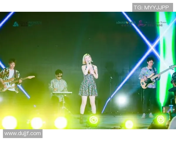 足球明星现场观赏歌手精彩演出感受音乐魅力与激情碰撞